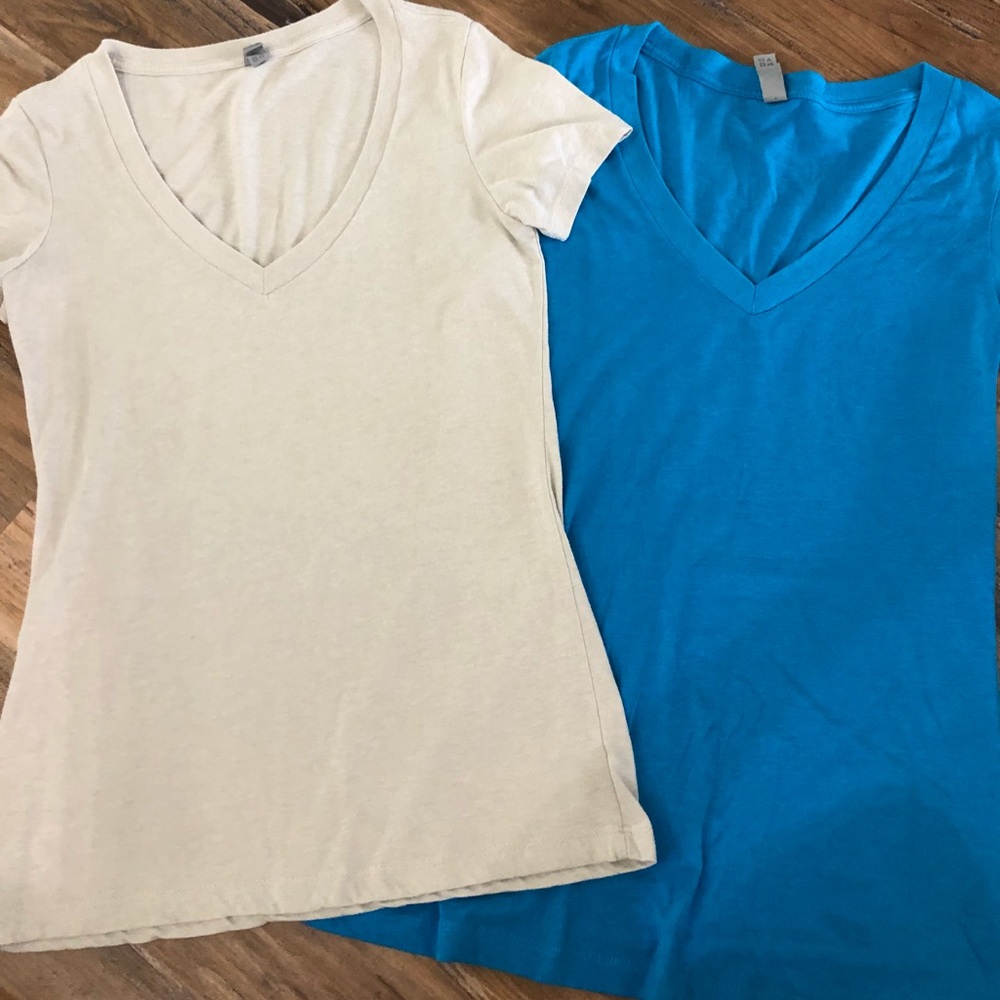 New great fit c v neck Ts
